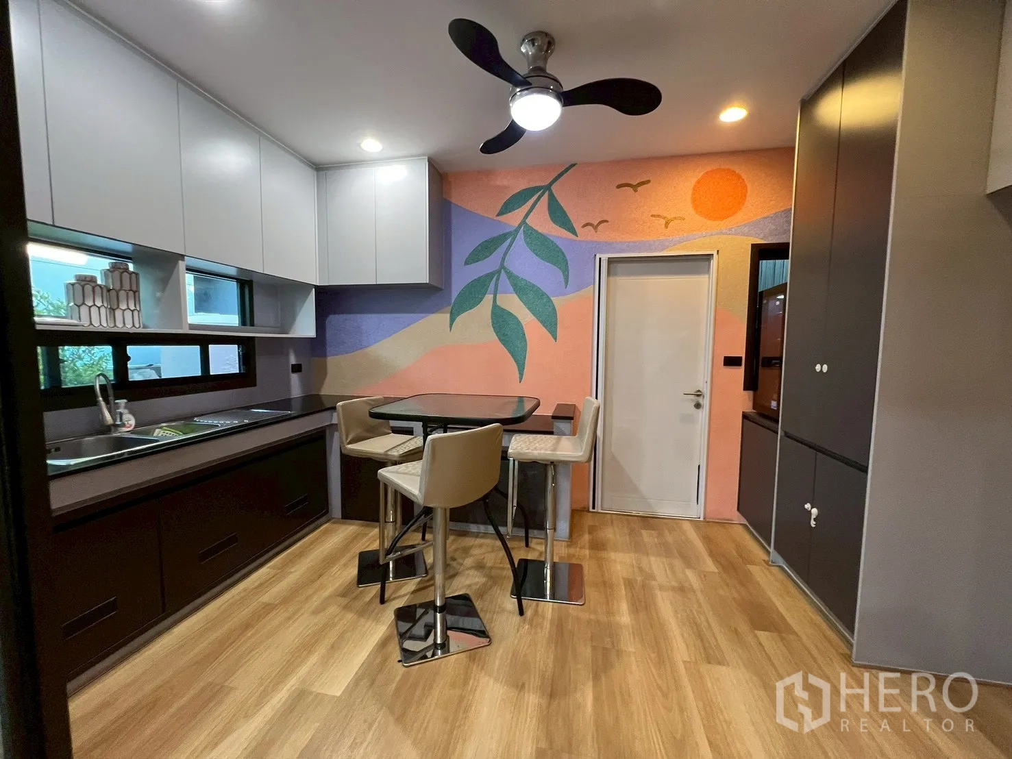 Detached House for rent in Bang Kapi, Bangkok - Colorful eat-in pantry kitchen with cabinets, sink, and bar-height table.