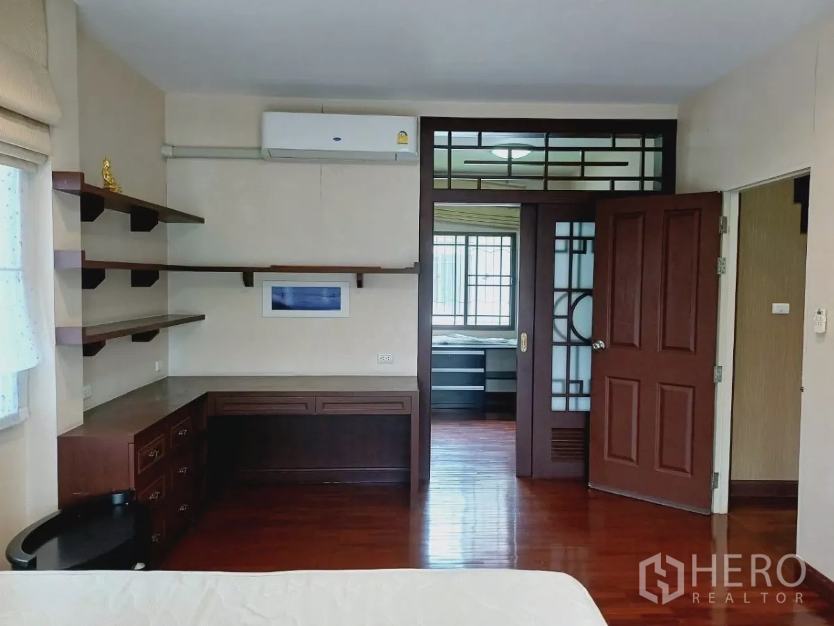 Detached House for rent or sale in Mueang Nonthaburi, Nonthaburi - Bedroom or study with floating shelves, desk and decorative sliding door.