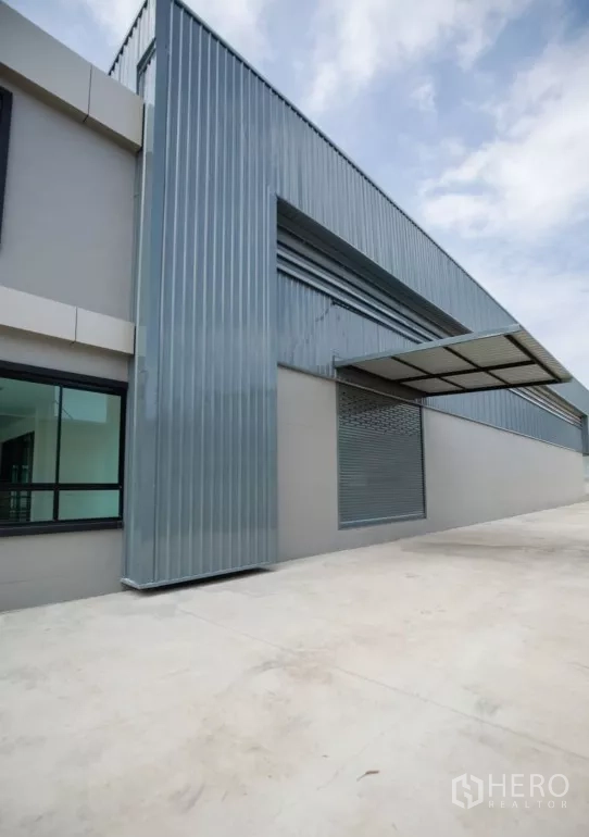 工厂 出租或出售在Bang Len, Nakhon Pathom - 侧立面金属板墙，电动卷帘门与带顶装卸雨棚。