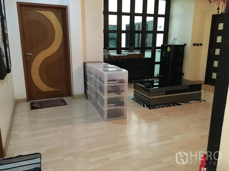独立式住宅 出租在Khlong Toei, Bangkok - 二层过道，浅色木地板、收纳柜与大格栅窗。
