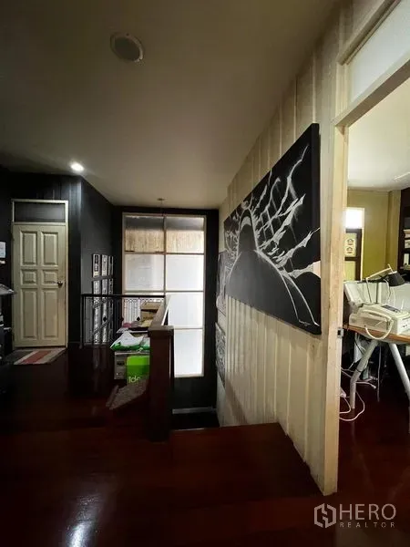 Townhouse for rent - Upper landing with wood staircase, hallway and glass door to balcony.