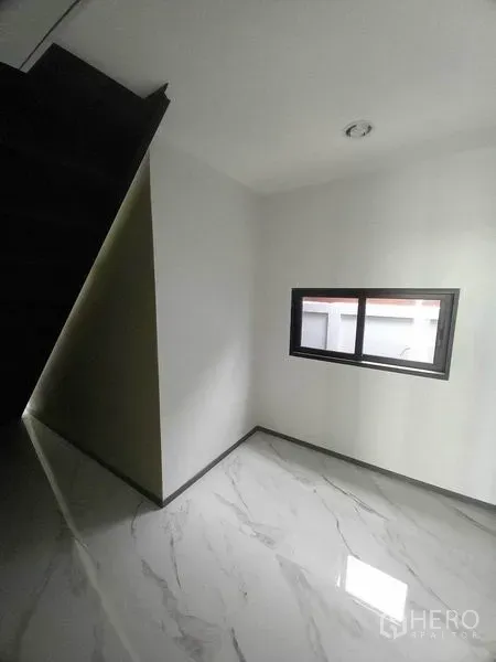Retail Space for rent in Khlong Toei, Bangkok - Compact corner room with window and glossy marble floor beneath the staircase.