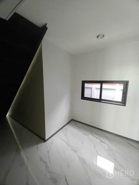 Retail Space for rent in Khlong Toei, Bangkok - Compact corner room with window and glossy marble floor beneath the staircase.