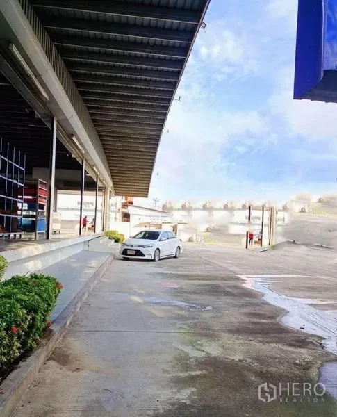 Warehouse for rent in Bang Phli, Samut Prakan - Covered loading bay with ramp and spacious concrete yard beside the warehouse.