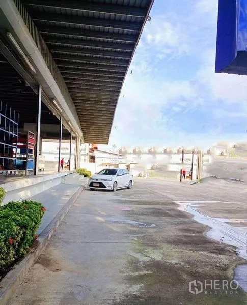 Warehouse for rent in Bang Phli, Samut Prakan - Covered loading bay with ramp and spacious concrete yard beside the warehouse.