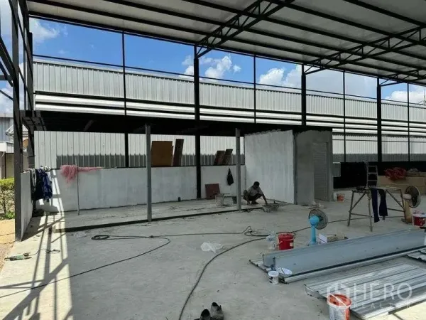 Warehouse for rent in Mueang Pathum Thani, Pathum Thani - Partially built internal room and utilities within the steel-structure warehouse.