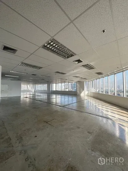 Office Space for rent in Pathum Wan, Bangkok - Bright office plate with panoramic windows bringing natural light near BTS Phloen Chit.