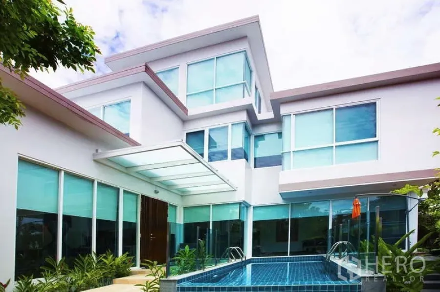 Detached House for rent in Lat Phrao, Bangkok - Modern detached house exterior with large windows and a private swimming pool in Lat Phrao.