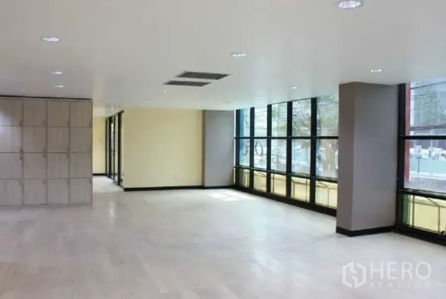 Office Space for rent in Bang Rak, Bangkok - Wide office floor with wall-to-wall windows overlooking the Sathorn area.