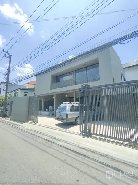 Home Office for rent in Khlong Toei, Bangkok - Two-storey modern home office with sliding gate and covered carport on a quiet lane