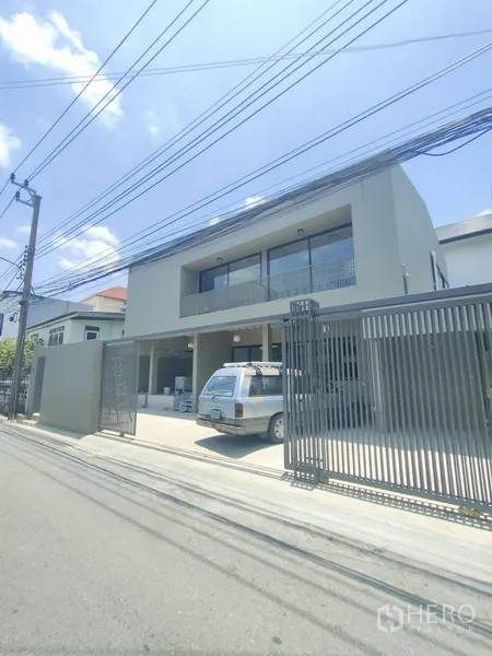Home Office for rent in Khlong Toei, Bangkok - Two-storey modern home office with sliding gate and covered carport on a quiet lane