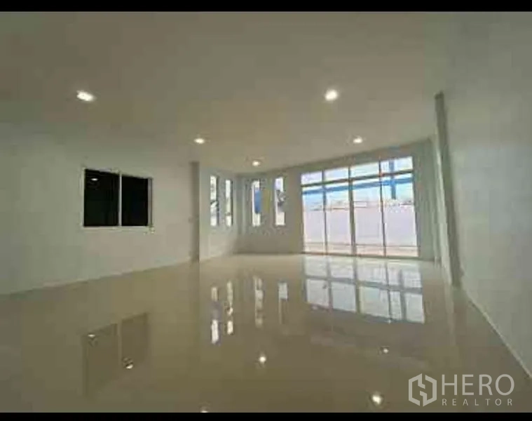 工厂 出租在Mueang Samut Sakhon, Samut Sakhon - 前置办公区明亮，抛光地砖、嵌入式照明与落地窗。