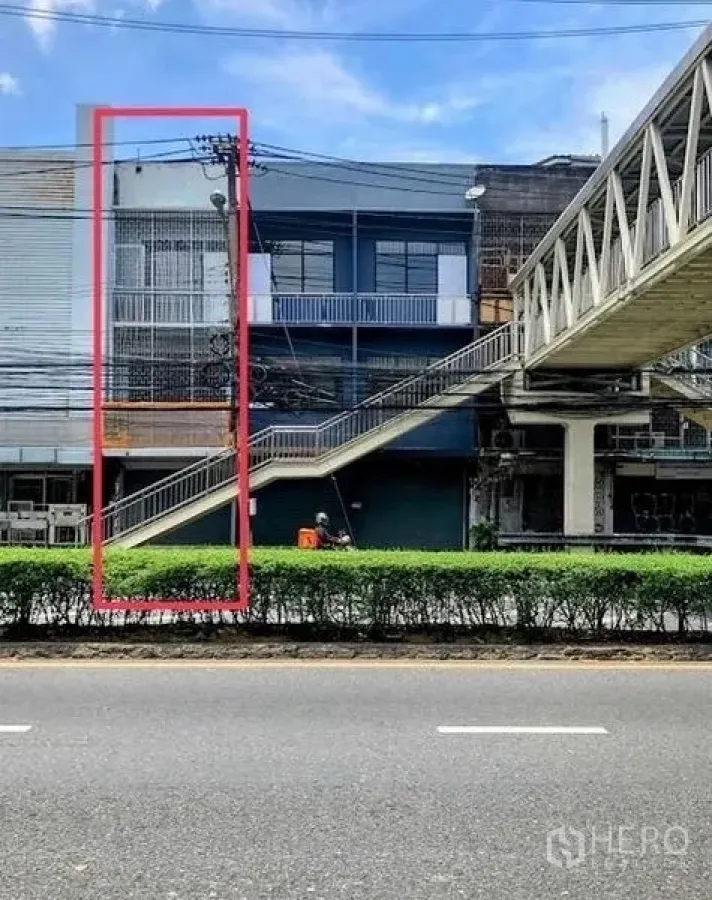 店屋 出租在Khlong Toei, Bangkok - 商铺门面紧邻行人天桥，适合获取高人流量。