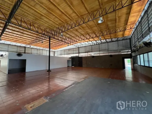 คลังสินค้า ให้เช่าในSaphan Sung, Bangkok - ฮอลล์โกดังแบบเปิดเห็นคานเหล็ก บานเกล็ดระบายอากาศและพื้นที่กว้าง