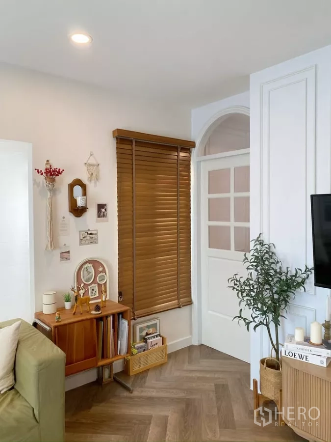 Detached House for sale in Sai Mai, Bangkok - Corner of the living area with wooden blinds, shelving and decor accents.