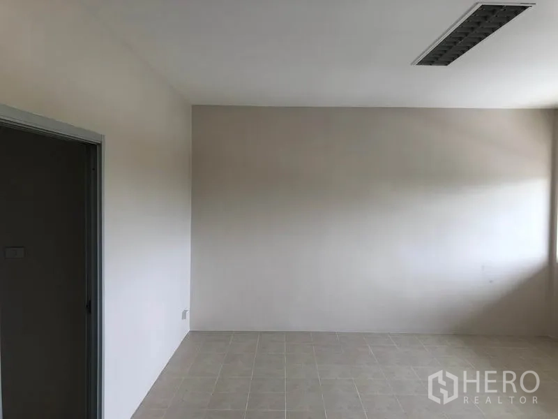 Factory for rent in Pak Kret, Nonthaburi - Bright office space with tiled floor and plain white walls.