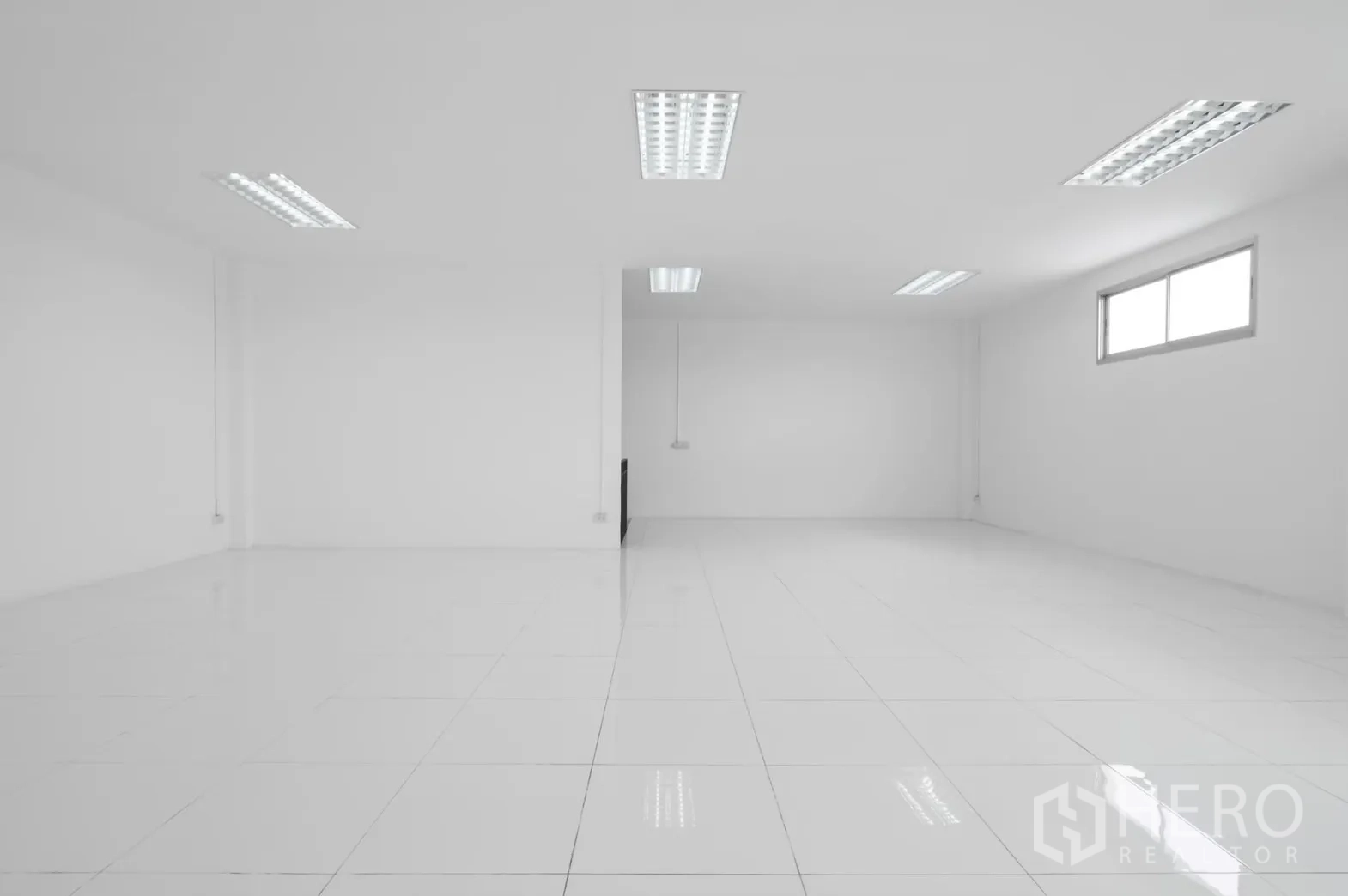 工厂 出租在Pathum Thani - 空置白色办公室，荧光灯与单窗。