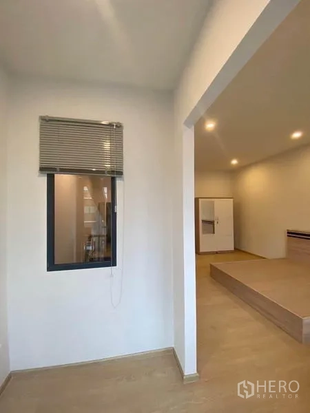 Townhouse for rent in Prawet, Bangkok - Small study or reading nook with a window and blinds next to the bedroom.