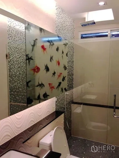 Detached House for rent or sale in Prawet, Bangkok - Modern bathroom with rain shower, mosaic tiles and decorative glass screen.