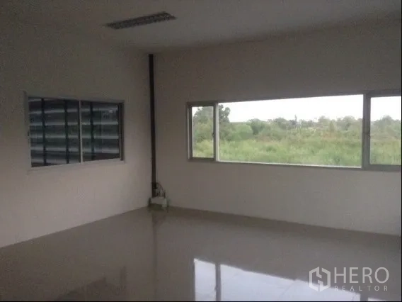 Warehouse for rent in Bang Kapi, Bangkok - Spacious office room with large windows and green view inside the warehouse.