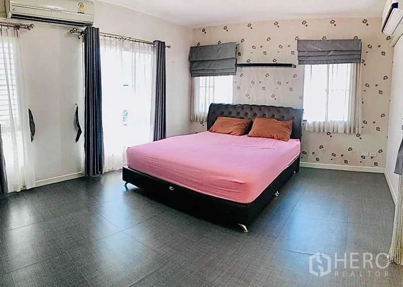 Detached House for rent or sale - Spacious master bedroom with king bed, wallpaper and multiple windows.