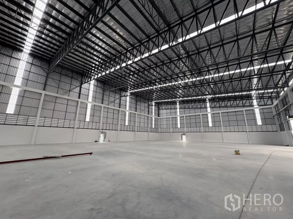 Factory for rent in Bang Pakong, Chachoengsao - Vast production hall with 10 m clear height, steel truss roof and smooth concrete floor.