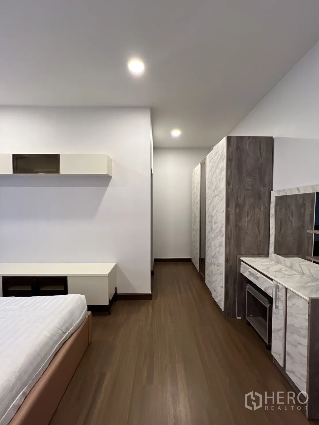 Detached House for rent in Bang Phli, Samut Prakan - Detail of vanity, wardrobes and storage in the bedroom.