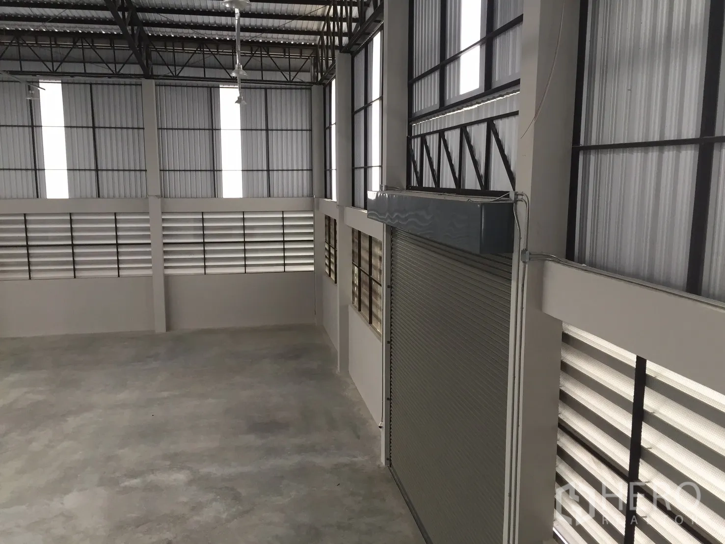 โกดัง for rent in Bang Phli, Samut Prakan - มุมมองจากชั้นลอย เห็นประตูม้วนและผนังบานเกล็ด