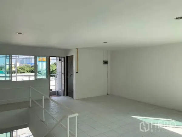 办公空间 出租在Huai Khwang, Bangkok - 采光充足的办公房，带窗户与小阳台门，瓷砖地面。