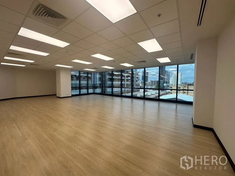 Office Space for rent in Chatuchak, Bangkok - Corner office zone with wraparound floor-to-ceiling glass and abundant natural light.