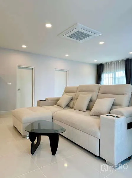 Detached House for rent in Bang Phli, Samut Prakan - Cozy lounge with reclining sectional sofa and ceiling cassette air conditioning.
