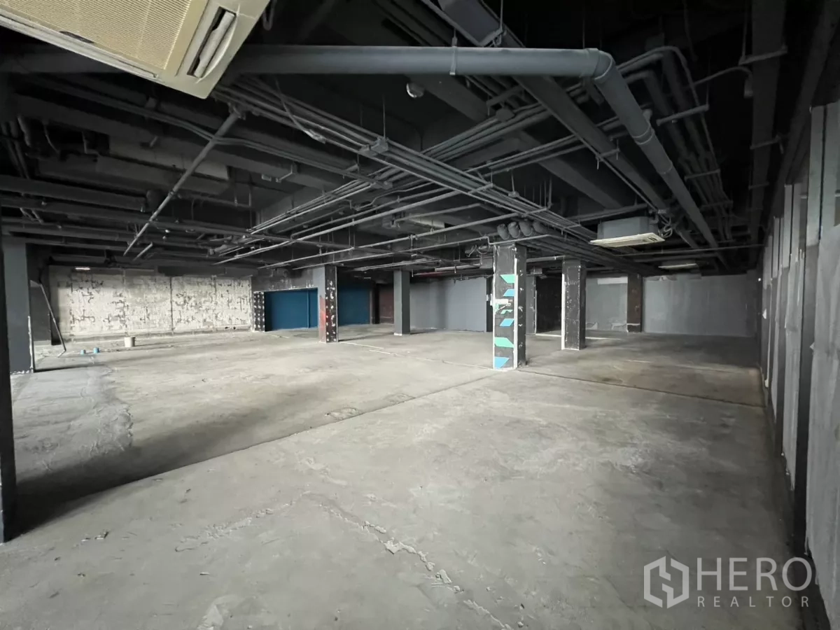 Retail Space for rent in Watthana, Bangkok - Wide retail hall with concrete flooring and multiple bays.