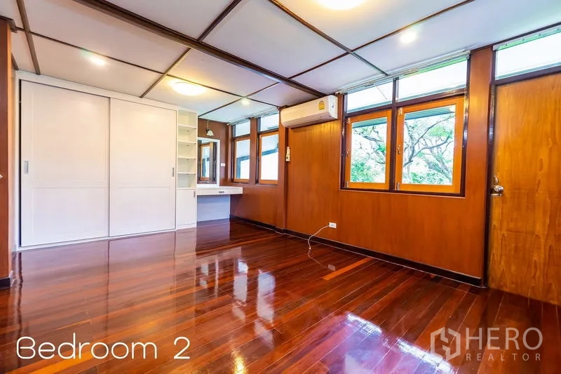 บ้าน ให้เช่าในHuai Khwang, Bangkok - ห้องนอนพื้นไม้เงางาม ตู้บิลท์อิน และเครื่องปรับอากาศ