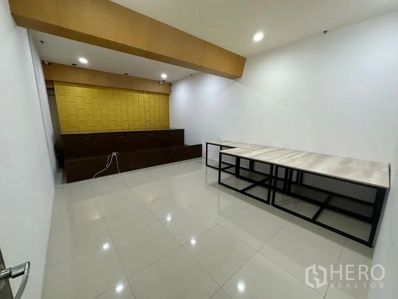 办公空间 出租在Suan Luang, Bangkok - 培训/演示室，设有阶梯式座位与内置柜体。