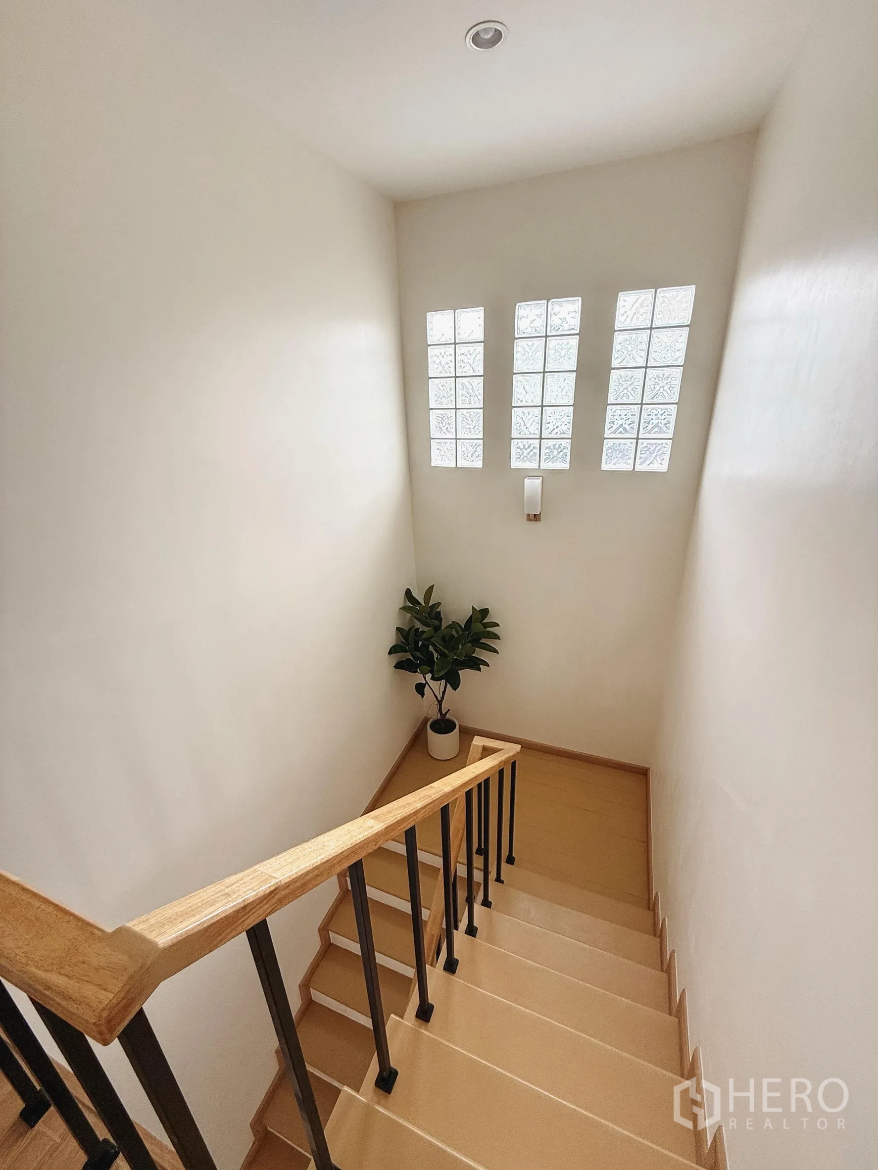 Detached House for sale in Suan Luang, Bangkok - Stairwell with glass-block windows bringing natural light.