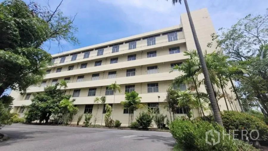 Factory for rent in Mueang Samut Prakan, Samut Prakan - Five-storey factory and office building with landscaped frontage and rows of windows in Samut Prakan