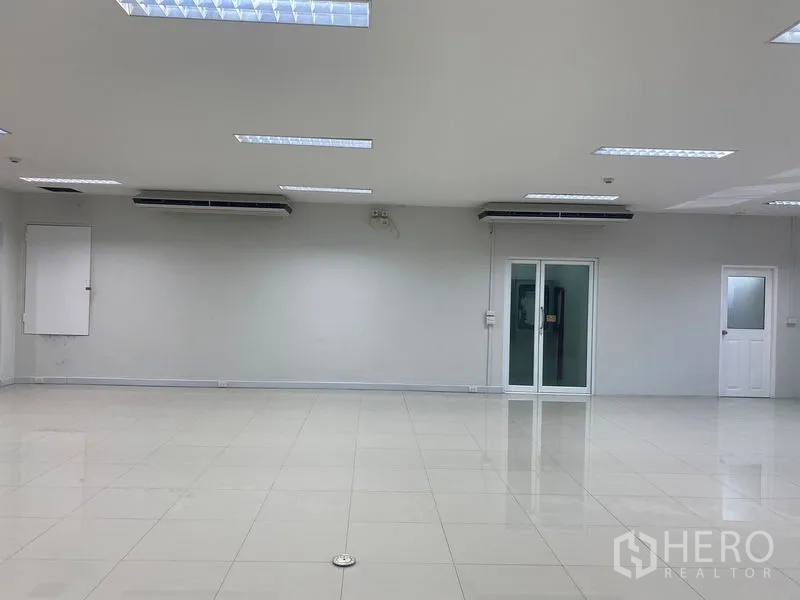 Office Space for rent in Bang Na, Bangkok - Office space with double glass doors, ceiling cassette air-conditioning and a floor outlet.