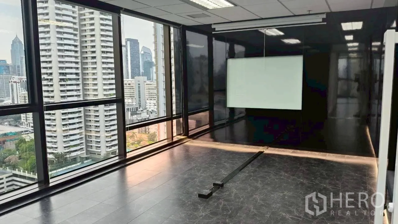 ออฟฟิศ for rent in Ratchathewi, Bangkok - ห้องกว้างพร้อมหน้าต่างพาโนรามาและพื้นกระเบื้องสีเข้ม.