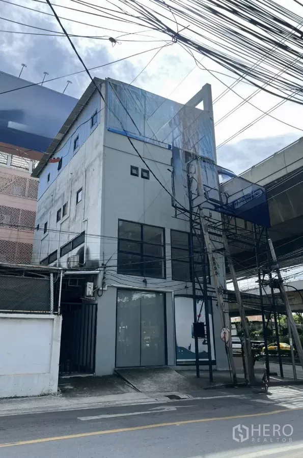 店屋 出租在Huai Khwang, Bangkok - 曼谷辉煌区拉玛九路4层店屋外观，落地窗与大型招牌位。