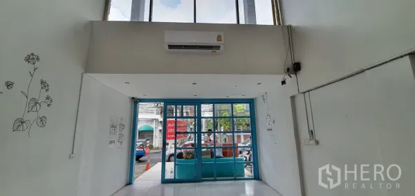 สำนักงานที่บ้าน ให้เช่าในKhlong Toei, Bangkok - โถงทางเข้าเพดานสูง ประตูกระจกสีฟ้า ผนังสีขาวพร้อมลายเส้นตกแต่ง