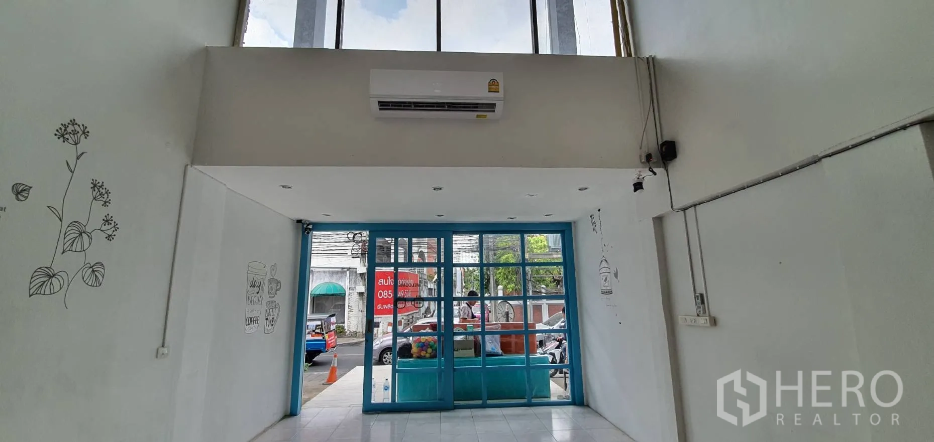 สำนักงานที่บ้าน ให้เช่าในKhlong Toei, Bangkok - โถงทางเข้าเพดานสูง ประตูกระจกสีฟ้า ผนังสีขาวพร้อมลายเส้นตกแต่ง