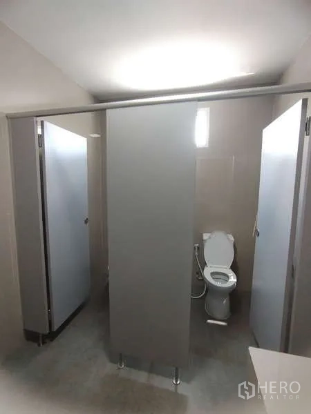 Warehouse for rent in Bang Pakong, Chachoengsao - Clean restroom with cubicles and a toilet inside the warehouse facility.
