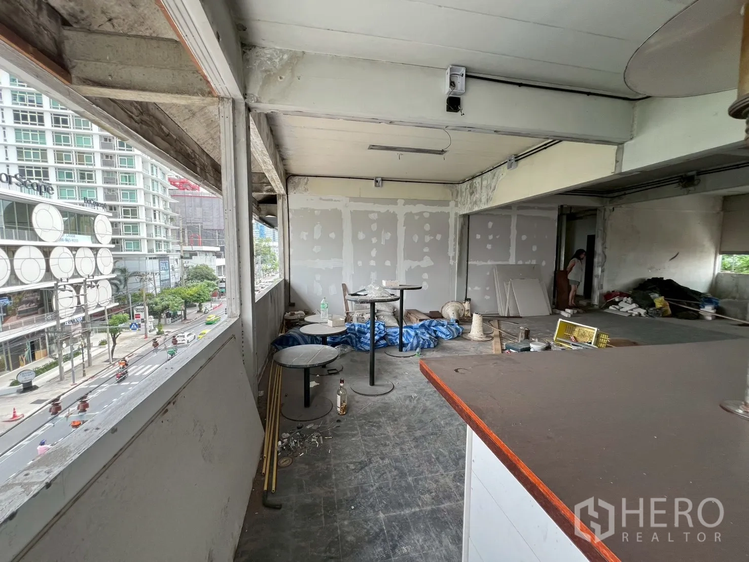 Retail Space for rent in Watthana, Bangkok - Retail floor with city and Sukhumvit Road views from wide windows beside a countertop.
