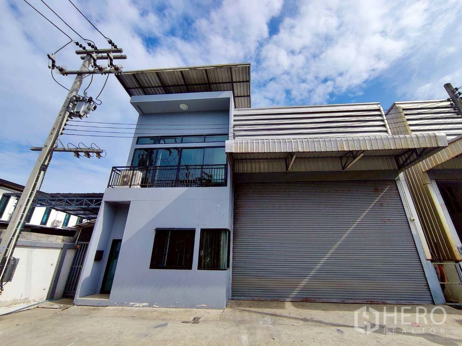 仓库 for rent in Lam Luk Ka, Pathum Thani - 建筑外角度视图，设有雨篷与出入口车道。