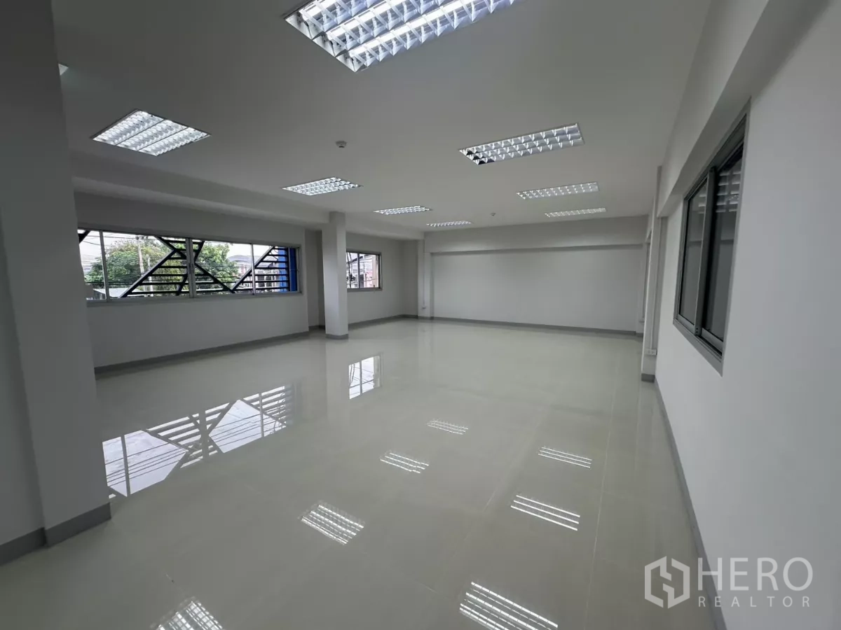 โรงงาน ให้เช่าในBang Phli, Samut Prakan - อีกมุมของออฟฟิศชั้นบน พื้นเงาและช่องแสงรอบด้าน