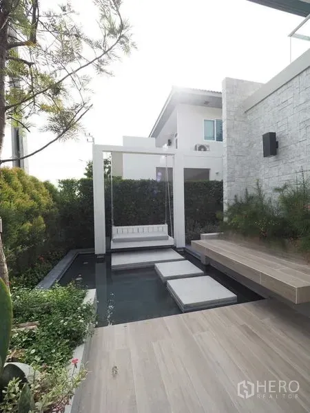 บ้าน ให้เช่าในPrawet, Bangkok - ลานจัดสวนพร้อมบ่อน้ำ ทางเดินแผ่นหิน และชิงช้าแขวน