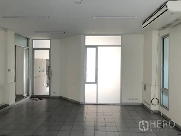 带办公室的家 出租在Wang Thonglang, Bangkok - 开放式办公间，瓷砖地面、嵌入式吊顶空调与磨砂玻璃门。