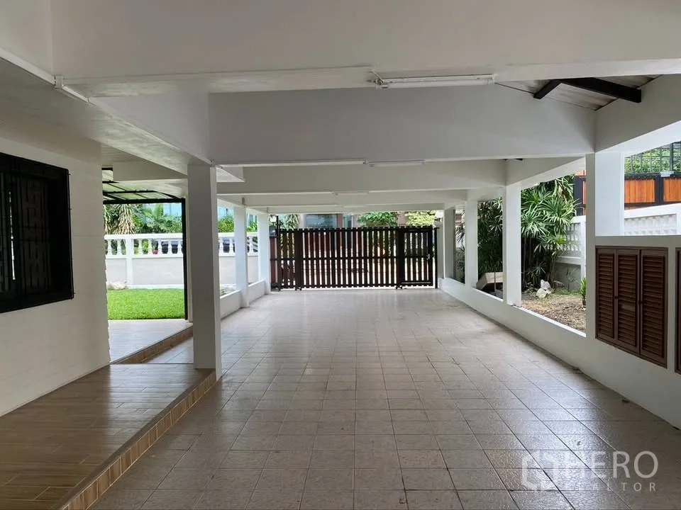 独栋房屋 for rent in Suan Luang, Bangkok - 有顶车棚通向前院大门与小花园。