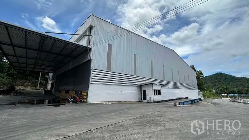 Warehouse for rent in Si Racha, Chon Buri - Exterior perspective of the warehouse with canopy, weighbridge area and expansive yard.