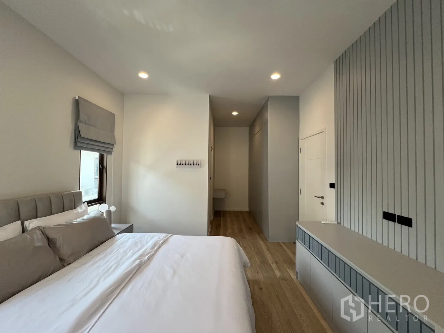 Detached House for rent or sale in Bang Kapi, Bangkok - Bathroom with glass shower, stone tiles and a high window.